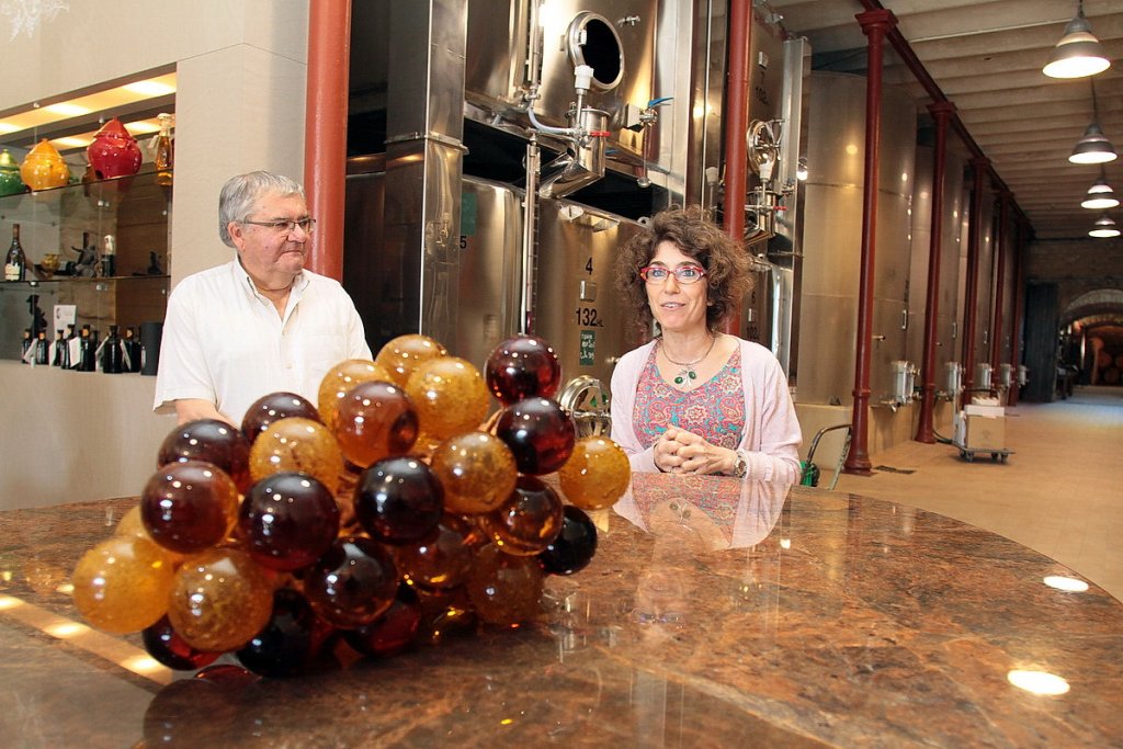 André Boulard, de la Chambre d'agriculture 13 et Christine Cheylan la productrice moulinière d'huile d'olive  (Photo Robert Poulain)