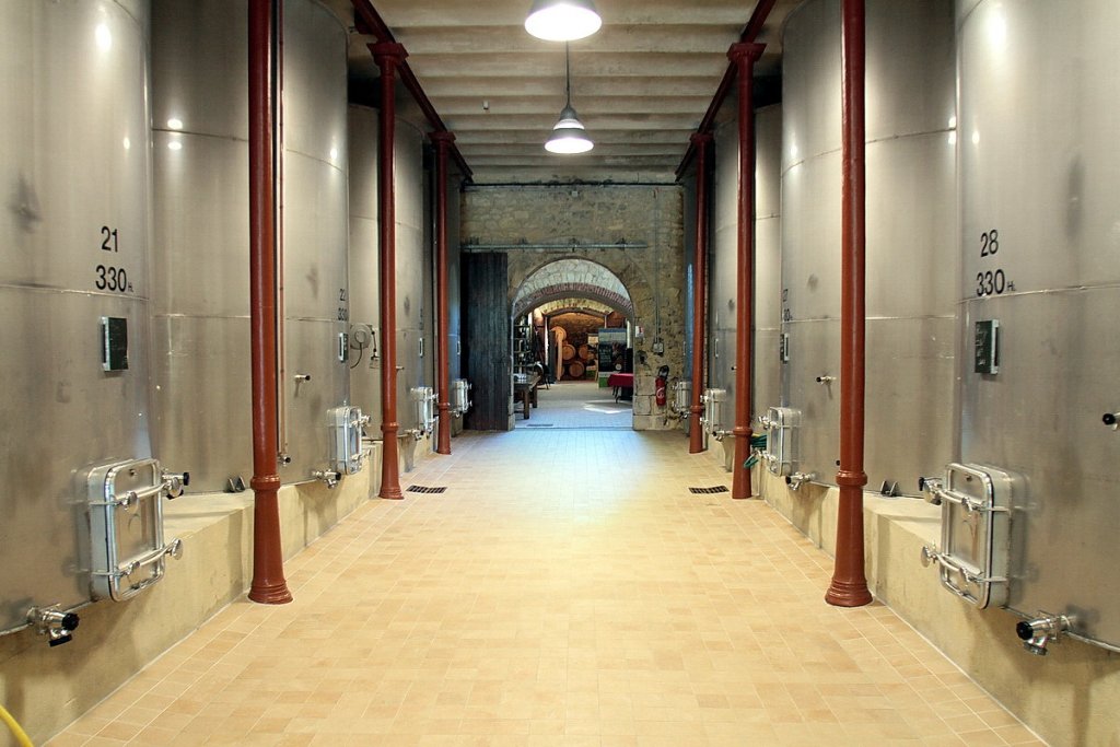 La cave du Château Virant et ses cuves Khadafi. Christine raconte: 