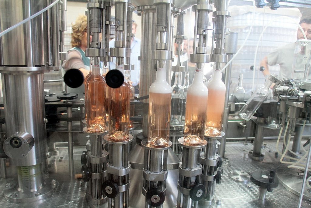 La mise en bouteille des vins (Photo Robert Poulain)