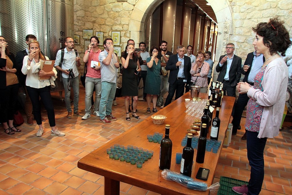 Au Château Virant on déguste le vin et... les huiles d'olive. Christine Cheylan Ici  en chef d'orchestre  (Photo Robert Poulain)