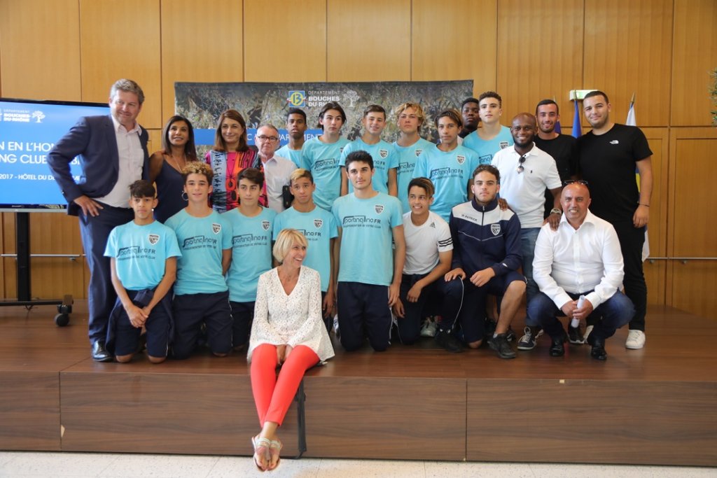 Les jeunes du Sporting Club Air Bel mis à l'honneur à l'Hôtel du département en présence de la présidente Martine Vassal, du président du club Chaïb Draoui - Michel Gau, président du District de Provence de football et des élus Thierry Santelli, conseiller départemental - Sylvie Carrega, conseillère départementale - Nora Preziosi, adjointe au maire et conseillère régionale (Photo Christian Rombi)