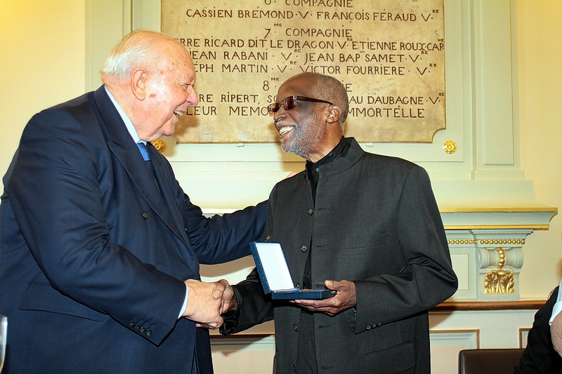 Le pianiste légendaire de jazz Ahmad Jamal a reçu des mains du maire de Marseille, Jean-Claude Gaudin, la médaille de la Ville (Photo Robert Poulain)