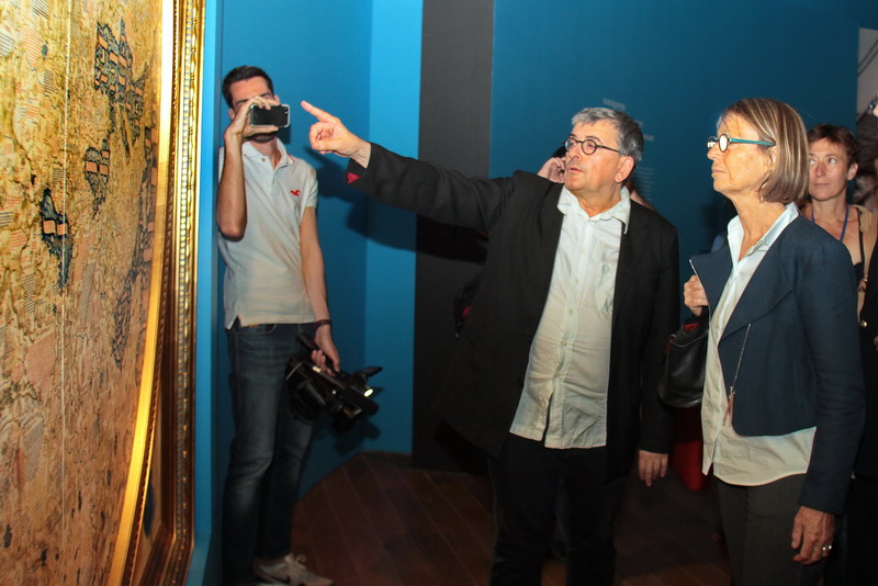 C'est Jean-François Chougnet, le directeur du Mucem qui guide la ministre de la Culture, Françoise Nyssen à travers les expositions (Photo Robert Poulain)