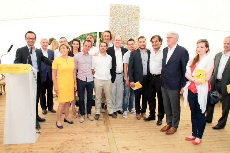 Un areopage de personnalités s'est retrouvé pour un rendez-vous avec les abeilles (Photo Robert Poulain) Un areopage de personnalités s'est retrouvé pour un rendez-vous avec les abeilles (Photo Robert Poulain)