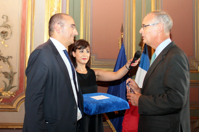 Le Préfet Bouillon remet la médaille de la sécurité intérieure à Laurent Nuñez (Photo Robert Poulain)