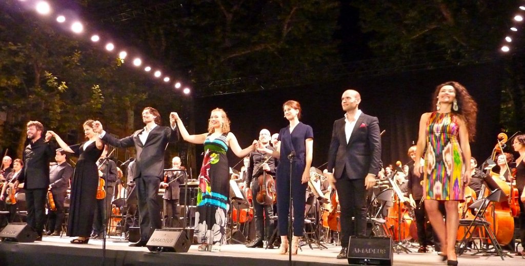 Devant l’ensemble Aedes, la Maîtrise des Bouches-du-Rhône, les musiciens  de l’Orchestre de Paris, les solistes aux saluts. De g. à dr. Pablo  Heras Casado, Agathe Peyrat, Michael Todd Simpson, Elsa  Dreisig,Virginie Verrez, Michael Fabiano et Stéphanie d’Oustrac. (Photo Michel Egéa)