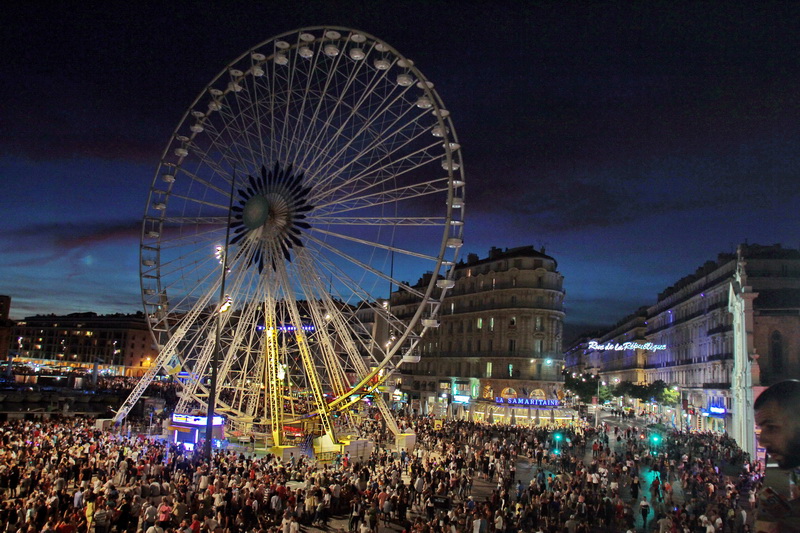 Plusieurs milliers de personnes ont invest les quais du Vieux-Port de Marseille (Photo Robert Poulain)