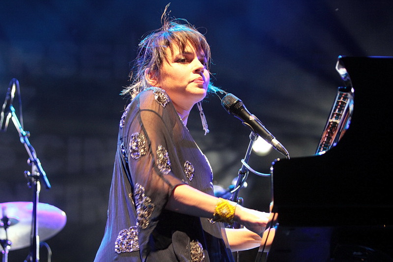 Norah Jones au son unique a fait l’ouverture, ce lundi 24 juillet, des concerts du Festival Marseille Jazz des Cinq continents au Parc Longchamp, l’une des rares dates françaises de sa tournée. L’artiste américaine a touché un public so in love avec un medley de ses titres et ceux de son nouvel album solo, "Day Breaks" (Photo Robert Poulain)