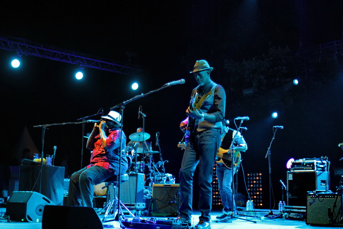 Marseille Jazz des Cinq Continents: Un mercredi soir au Palais Longchamp 100 % blues qui a défié le mistral - Porteur de la grande tradition du Blues du delta avec une subtile poésie du quotidien et un brillant jeu de Slide, Keb Mo forme avec le charismatique et prolifique Henry Saint Clair Fredericks, dit Taj Mahal, une vision du blues contemporaine bien ancrée dans la tradition rurale et mêlée des influences des Caraïbes et jusqu'au blues malien. (Photo Robert Poulain)