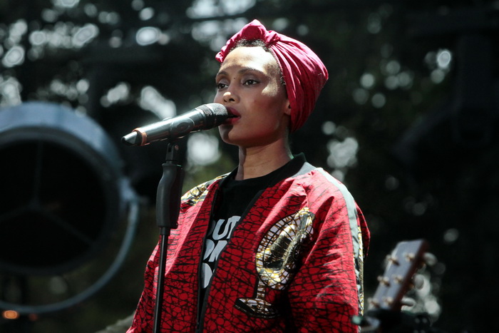 Marseille Jazz des cinq continents : Auréolée de six disques de platines l’artiste qui a trusté la première place des charts européens durant tout l’été dernier, a su imposer son style: une mélancolie rageuse, des textes aiguisés sur la vie. Sa voix rauque et son univers soul/folk, son aisance sur scène ont fait chavirer un public sous le charme. Imany est une grande…(Photo Robert Poulain)