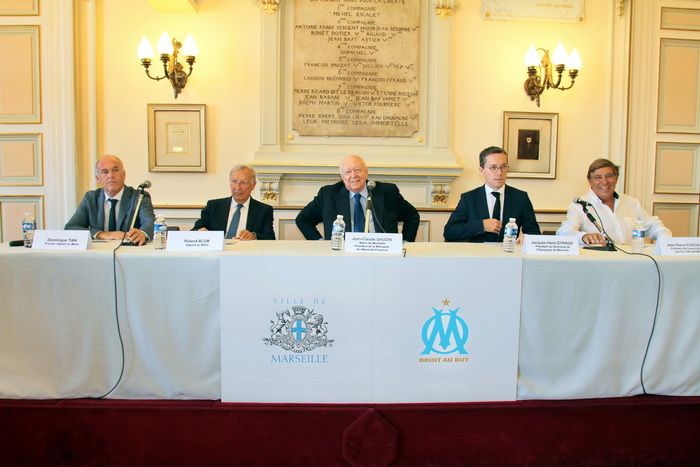 Jean-Claude Gaudin et Jacques-Henri Eyraud entourés de Jean-Pierre Foucault, le président de l'association OM, le premier adjoint Dominique Tian et l'adjoint aux finances Roland Blum (Photo Robert Poulain)