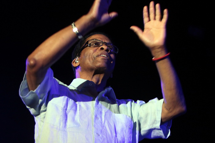Marseille Jazz des Cinq Continents. Pianiste et compositeur renommé, en passe de devenir légendaire, Herbie Hancock a pris part avec ferveur à tous les mouvements de musique populaire depuis les années 60. Hier, sur la scène du Parc Longchamp avec sa formation de haut vol, le maître des claviers à brasser improvisations et standards devenus cultes. Herbie Hancock toujours une note bleue d’avance. (Photo Robert Poulain)