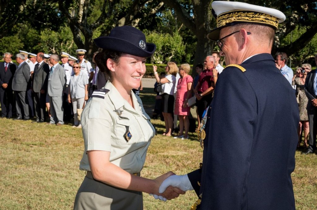 La CR3 Pauline, Major de la formation d'administrateur et le CRG2 Marc de Becdelievre (Photo Olivier Fortin/Armée de l'air/Défense) La CR3 Pauline, Major de la formation d'administrateur et le CRG2 Marc de Becdelievre (Photo Olivier Fortin/Armée de l'air/Défense)