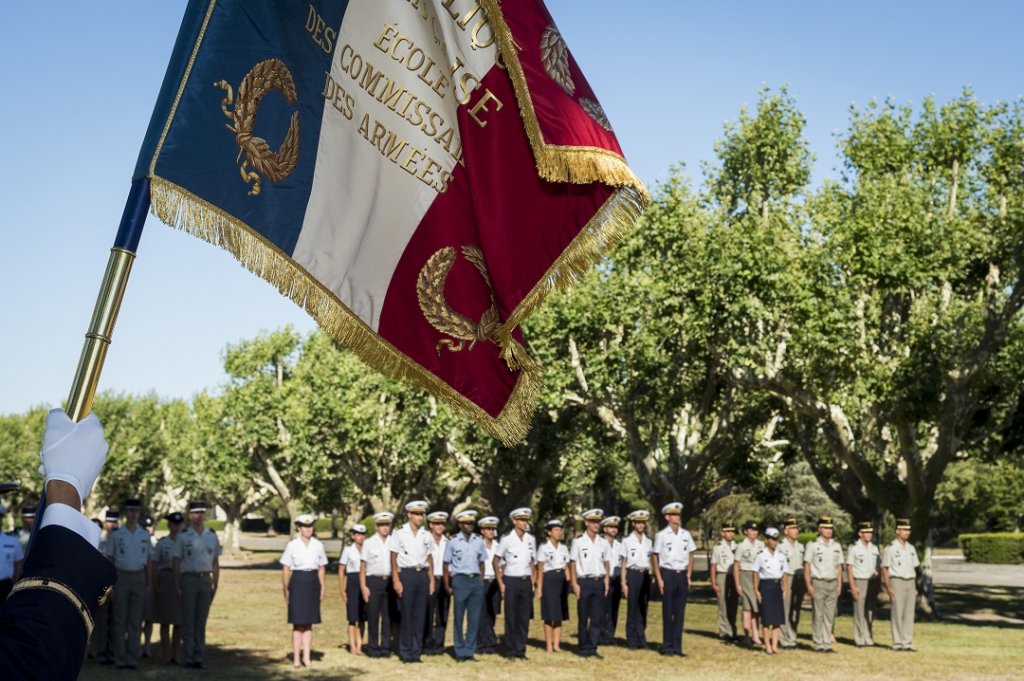 La promotion Valmy et les officiers élèves du corps technique et administratif de l'armée de terre après la remise de galons La promotion Valmy et les officiers élèves du corps technique et administratif de l'armée de terre après la remise de galons
