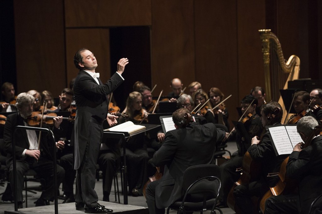 Tugan Sokhiev, attentionné et talentueux directeur musical pour cette interprétation d’Eugène Onéguine (Photo Vincent Baume)
