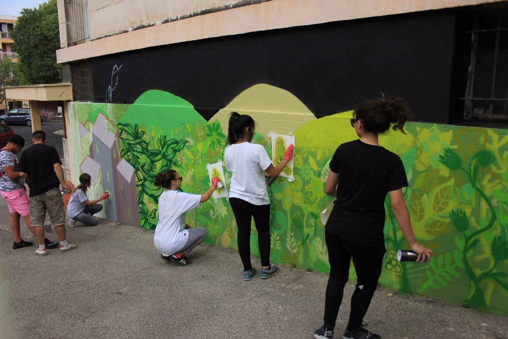 Un groupe de jeunes du Centre Social La Grande Bastide s'est mobilisé pour embellir le quartier du Val Saint-André (Photo La Rue Est Vers L’Art) Un groupe de jeunes du Centre Social La Grande Bastide s'est mobilisé pour embellir le quartier du Val Saint-André (Photo La Rue Est Vers L’Art)