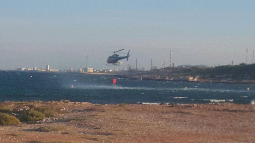 Les moyens redéployés pour traiter les flancs appuyés par hélicoptère bombardier eau (© Pompiers 13)