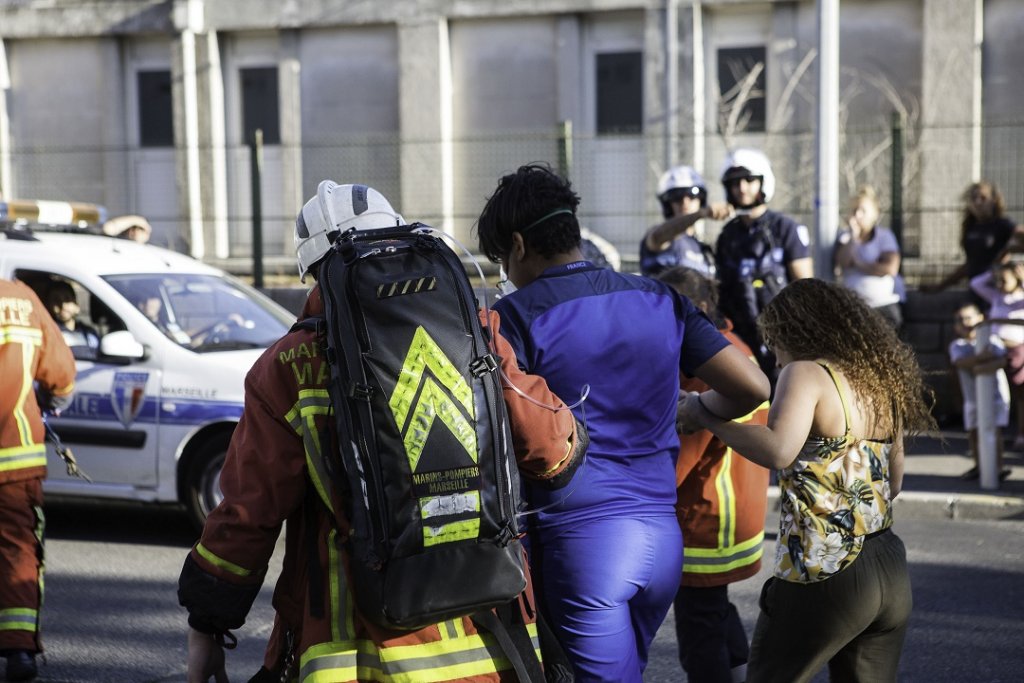 Deux personnes intoxiquées par les fumées à la suite  de l'incendie de leur appartement (Photo BMPM/MT Orsini)