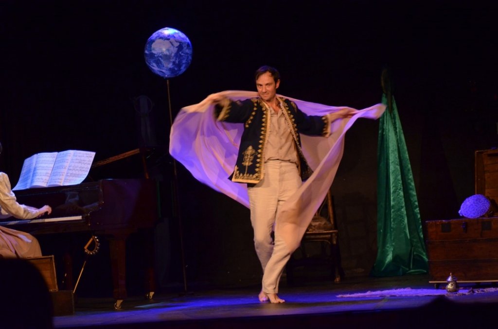 Xavier Béja et Virginie Gros au piano dans Peer Gynt au Théâtre Arto (Photo Philippe Varache)