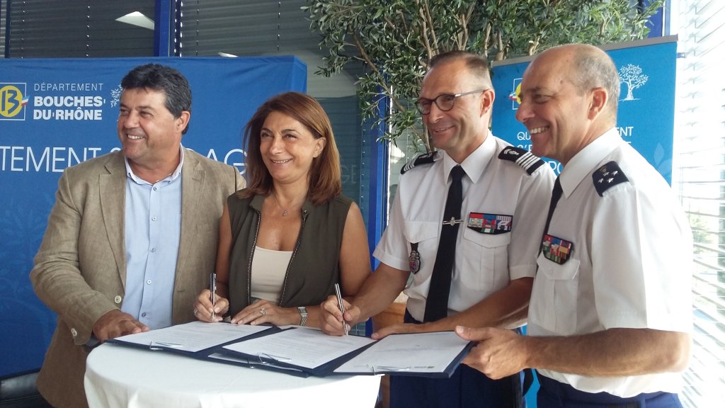 Martine Vassal signe une convention inédite avec la Gendarmerie représentée par le Colonel Benoit Ferrand en présence du Général David Galtier et Jean-Marc Perrin en charge du patrimoine au CD13 (Photo Patricia MAILLE-CAIRE)