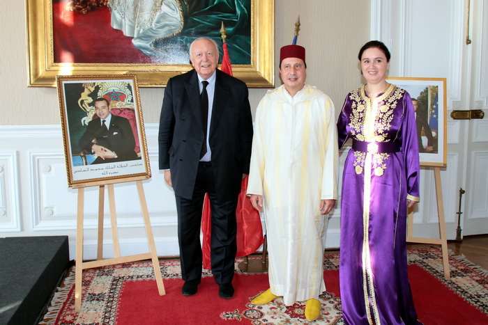 Le maire de Marseille, Jean-Claude Gaudin aux côtés du Consul général du Maroc, Younes Dirhoussi et son épouse pour le 18e anniversaire de l’accession au Trône de Sa Majesté Mohammed VI (Photo Robert Poulain)