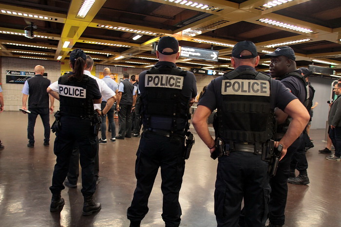 Sécurité  à la station de métro Castellane  (Photo Robert Poulain)