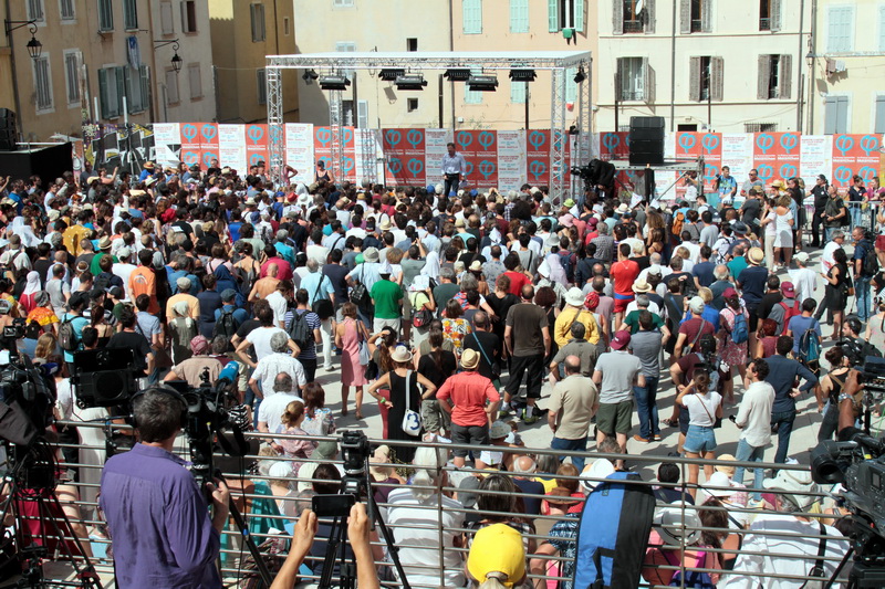 Plusieurs centaines de militants réunis sur la place du Refuge au Panier  ont assisté au meeting de clôture de l'Université d'été de la France Insoumise (Photo Robert Poulain)