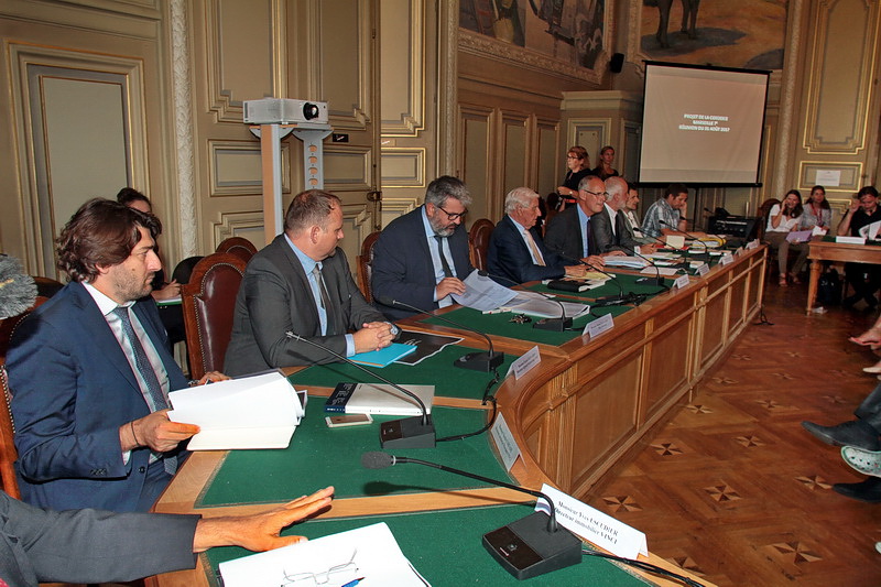 Le préfet a organisé une réunion avec la ville de Marseille, les élus concernés, la DRAC, l'INRAP, le constructeur et les comités d’intérêt de quartier.
