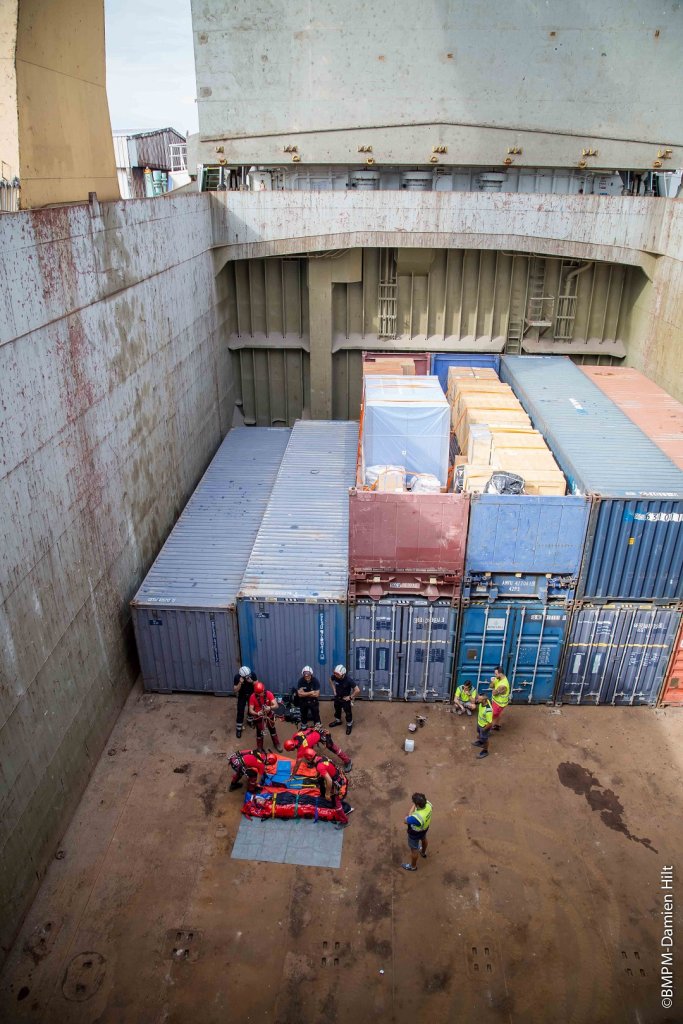 un docker, qui participait aux manœuvres de chargement du navire «Gouraya», a chuté du haut d’un conteneur situé au fond de la cale d’une profondeur de 12 mètres (Photo BMPM/SM Damien Hill)