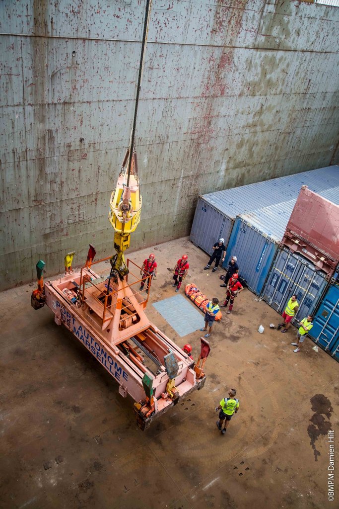 Le GRIMP a évacué l’homme grâce à une grue de manutention, en le plaçant dans une civière spécialisée pour l’immobiliser (Photo BMPM/SM Damien Hill)