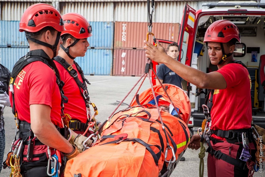 L’homme souffre de douleurs au bassin à la suite de sa chute et est rapidement transporté à l’hôpital par les marins-pompiers (Photo BMPM/SM Damien Hill)