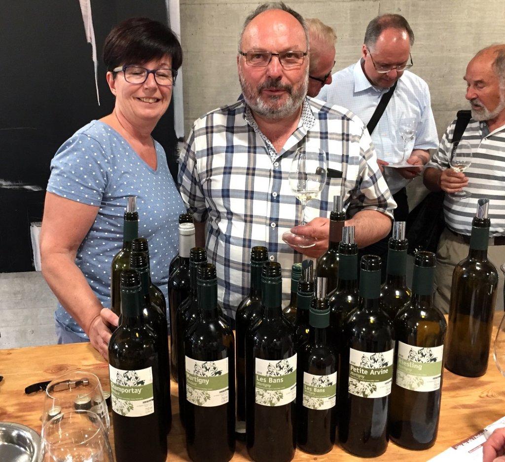 Dégustation exceptionnelle sur les coteaux de Martigny chez Gérald Besse et son épouse (Photo M.E.) Dégustation exceptionnelle sur les coteaux de Martigny chez Gérald Besse et son épouse (Photo M.E.)