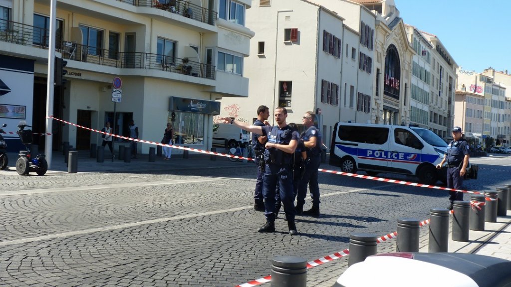 Le Quai de Rive-Neuve du Vieux-Port bloquée par la police (Photo Patricia Maillé-Caire)