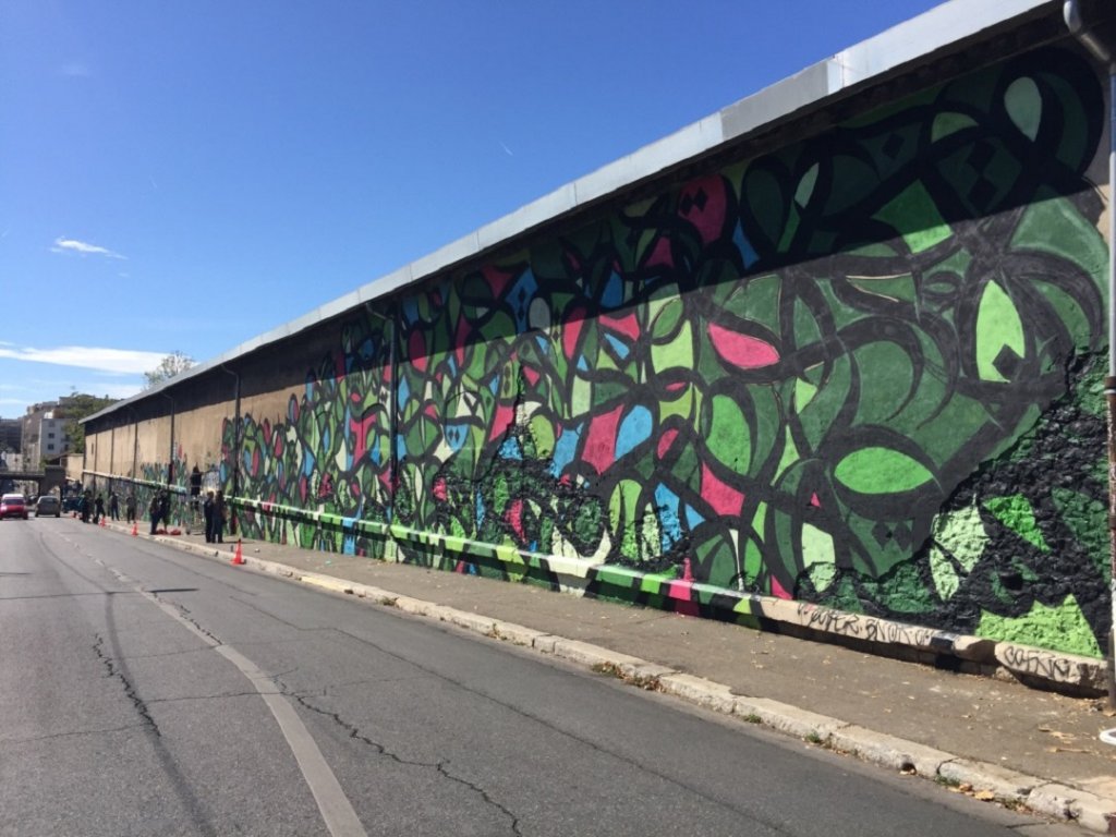 Dans le cadre des événements organisés par le Mucem autour de ses collections d’art urbain pour les journées européennes du patrimoine, l’artiste eL Seed a créé pendant les trois jours, du 15 au 17 septembre 2017, une fresque monumentale sur le mur d’enceinte du Centre de conservation et de ressources -115 mètres de long et 10 mètres de haut- Marseille (3e) ©Mucem