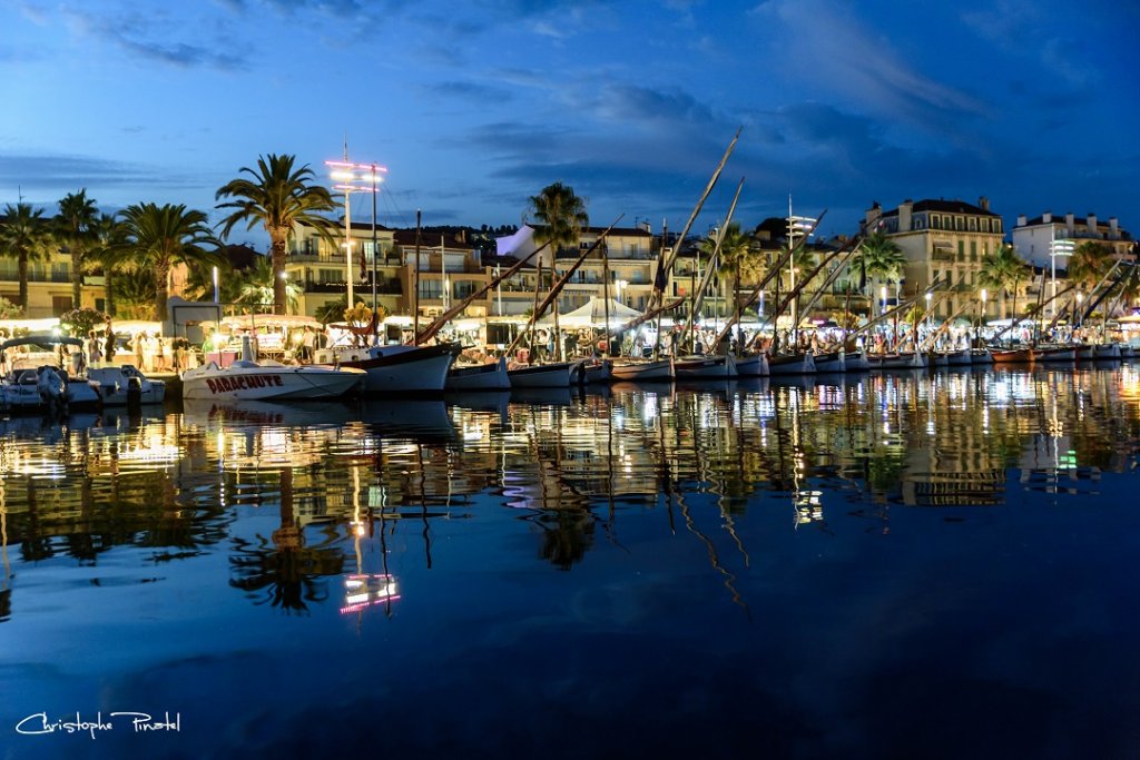 La photo du jeudi : "Le marché estival nocturne de Bandol illumine les eaux calmes du port" © Christophe Pinatel