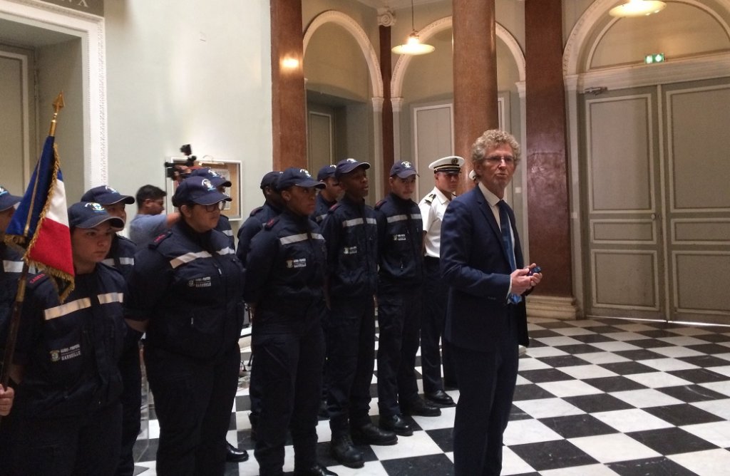 Les cadets du Bataillon de marins-pompiers de Marseille et le proviseur du lycée Montgrand Le proviseur est Gilles Joseph (Photo Mireille Bianciotto)