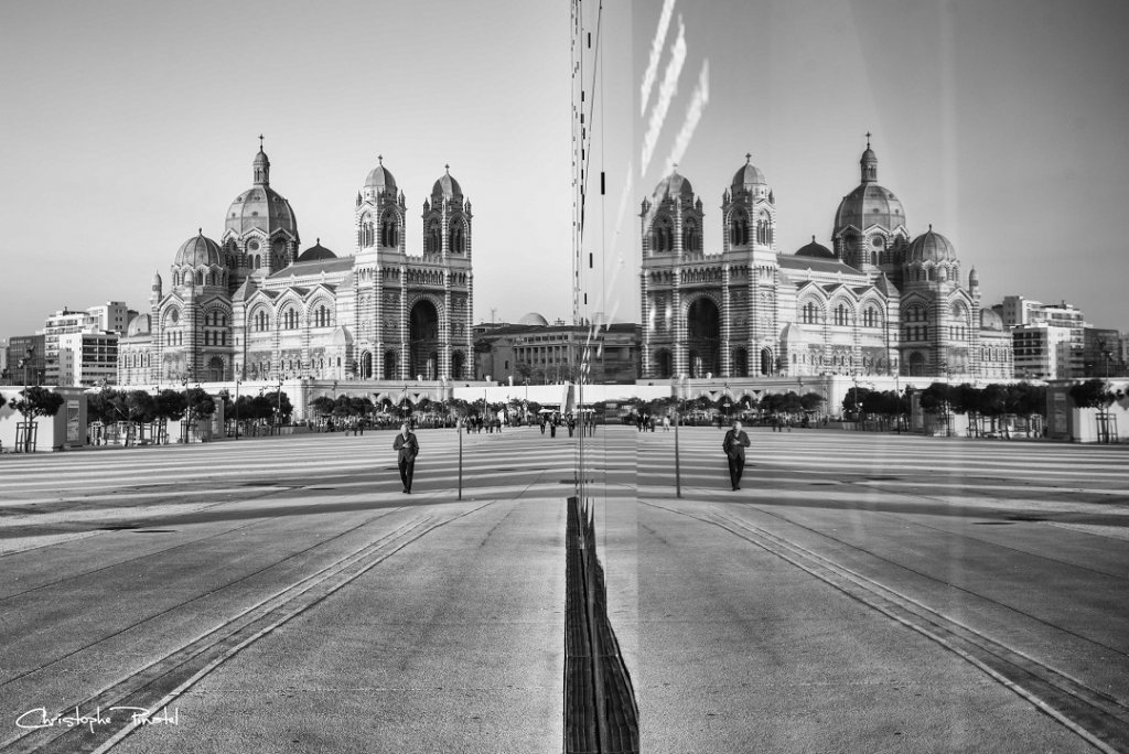 La photo du jeudi : "Marseille intemporelle et sa cathédrale en reflet s'illustrent sur la façade du Mucem" © Christophe Pinatel