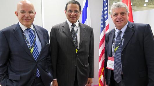 De gauche à droite : Muhamed Kassem of World Trading Company (Egypte), Ashraf El Rabiey, Responsible QIZ en Egypte, et Gabby Bar, co-chairman of Israel’s QIZ at TexWorld USA. (Jason Gewitz | CNBC)