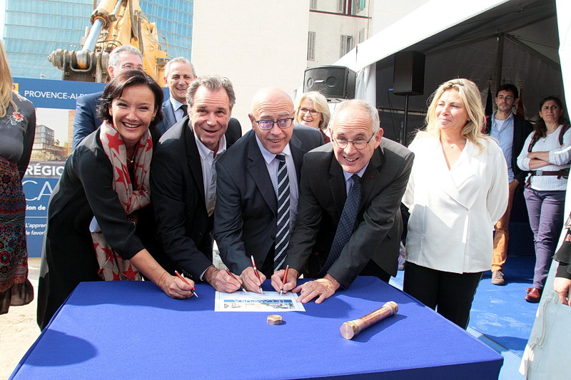 Un signature pour la postérité (Photo Robert Poulain)