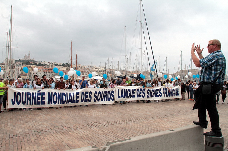 A l'appel des associations membres de la Fédération Mondiale des Sourds (FMS), un rassemblement s’est tenu sur le Vieux-Port de Marseille afin de sensibiliser le public sur le monde des Sourds et la langue des signes française; mettre en lumière les difficultés rencontrées quotidiennement; informer des solutions déjà existantes; créer un moment de partage et de divertissement (Photo Robert Poulain)