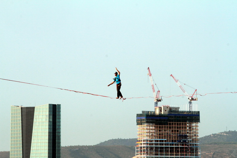 Jette un coup d'oeil à la Tour La Marseillaise en construction  (Photo Robert Poulain)