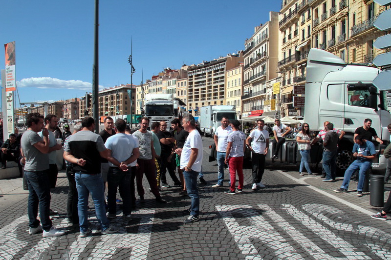 A Marseille comme dans de nombreuses villes de France les forains ont manifesté. Ils s'opposent au gouvernement qui met en place des appels d'offres pour l'organisation des fêtes foraines et veut imposer des caisses enregistreuses et une taxe à l'essieu sur les véhicules. Ils dénoncent également les espaces inadaptés aux fêtes foraines dans lesquels on les installe. (Photo Robert Poulain)
