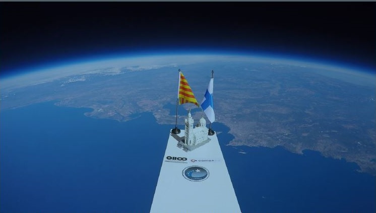 La basilique emblématique de Marseille «Notre-Dame-de-la-Garde», avec les drapeaux de la Catalogne et de Marseille. La ville de Marseille peut être vue sur la cote derrière la maquette. (Photo: Zero 2 Infinity / Comex) La basilique emblématique de Marseille «Notre-Dame-de-la-Garde», avec les drapeaux de la Catalogne et de Marseille. La ville de Marseille peut être vue sur la cote derrière la maquette. (Photo: Zero 2 Infinity / Comex)