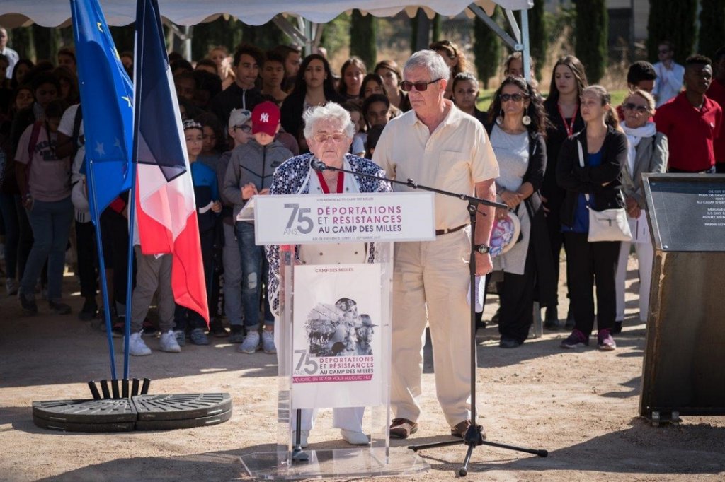 Lecture du « Testament d’Auschwitz »  par Denise Toros-Marter, déportée à Auschwitz à 16 ans, devant 800 jeunes.(© Fondation du Camp des Milles-Mémoire et Éducation)