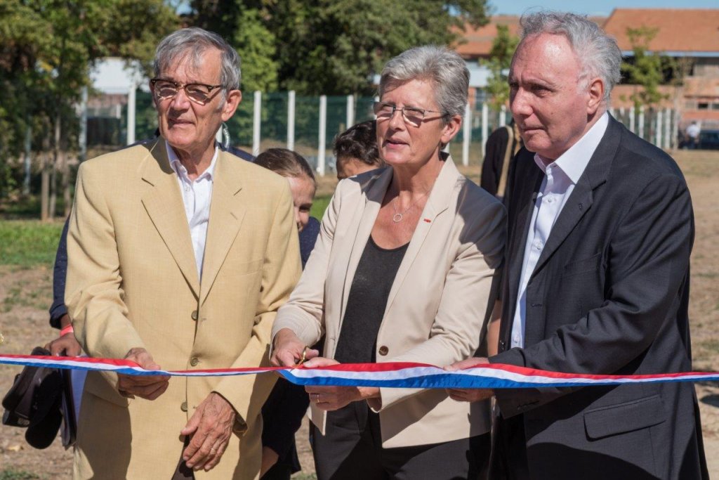 Inauguration de l’Allée des Justes par Geneviève Darrieussecq, Secrétaire d'État auprès de la ministre des Armées, Bertrand Manen, fils de Justes des Nations et Alain Chouraqui, Président de la Fondation du Camp des Milles-Mémoire et Éducation.  (© Fondation du Camp des Milles-Mémoire et Éducation)