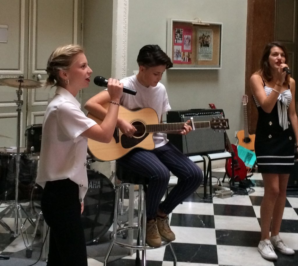 Romy Teissedre au premier plan avec ses partenaires de musique du lycée Montgrand (Photo Mireille Bianciotto)
