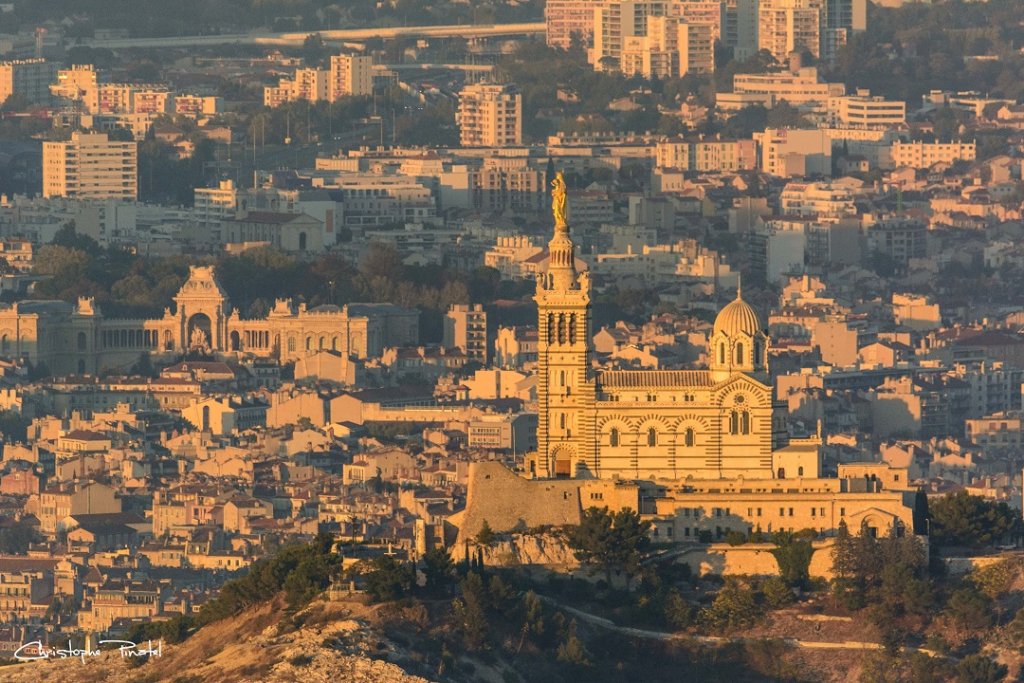 Photo du vendredi de Christophe Pinatel "Tel un phare Notre-Dame-de-la-Garde veille sur Marseille"