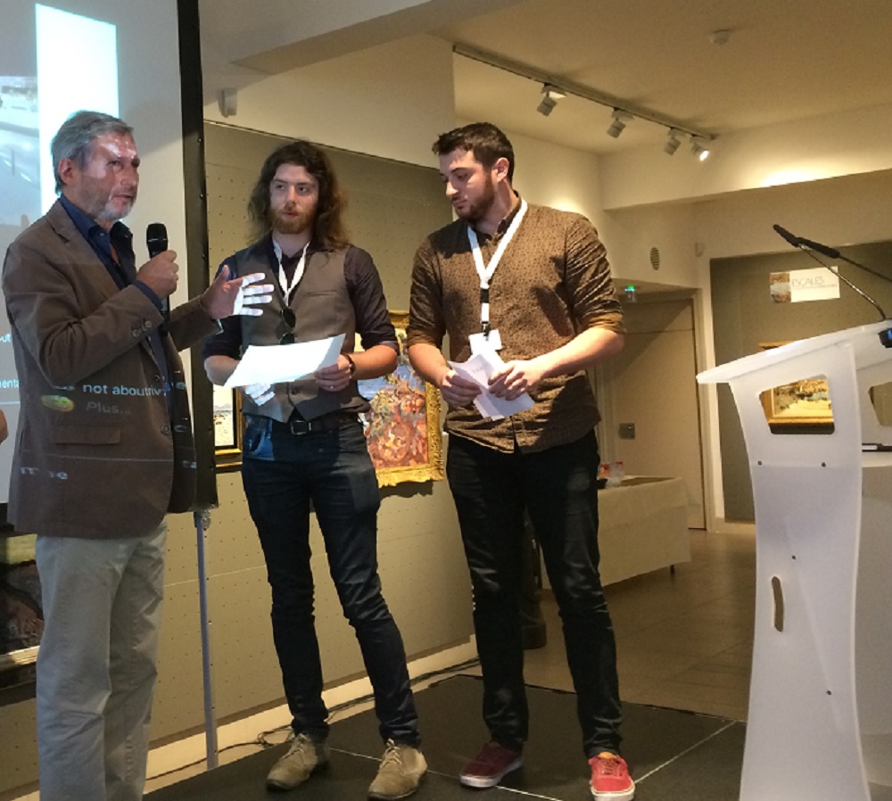Johannes Hahn et les deux étudiants Erasmus lauréats du concours lancé dans le cadre du symposium donnant droit à un billet inter-rail pour voyager dans toute l'Europe (Photo Mireille Bianciotto)