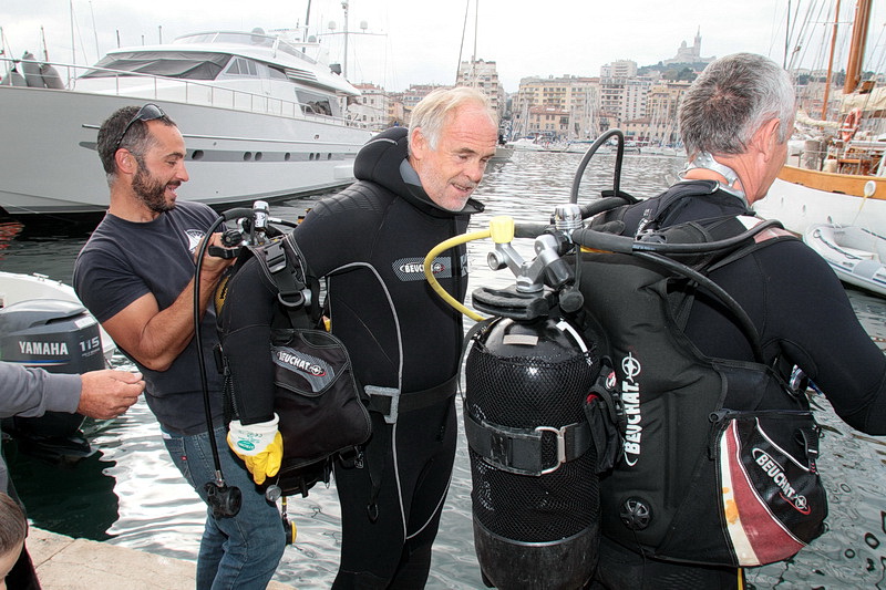 Dominique Tian, 1er adjoint au maire de Marseille, n'a pas hésité, il s'est mouillé pour nettoyer le Port (Photo Robert Poulain) Dominique Tian, 1er adjoint au maire de Marseille, n'a pas hésité, il s'est mouillé pour nettoyer le Port (Photo Robert Poulain)