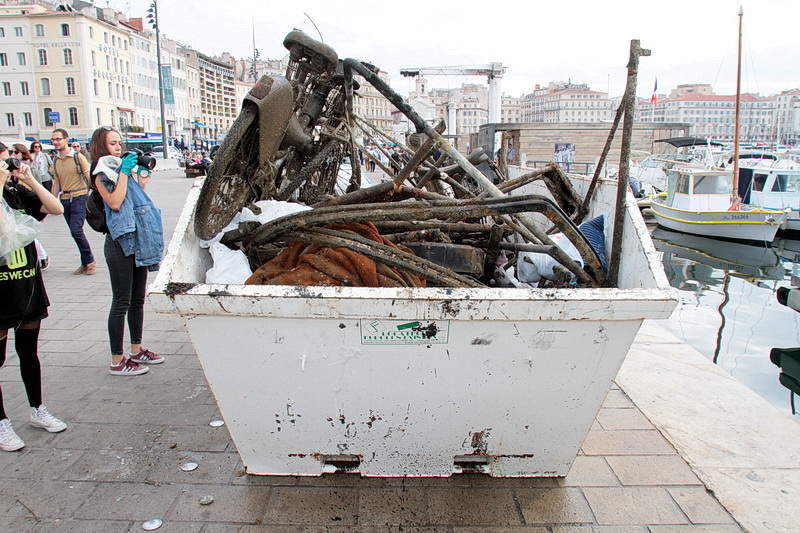 Benne de la honte (Photo Robert Poulain) Benne de la honte (Photo Robert Poulain)